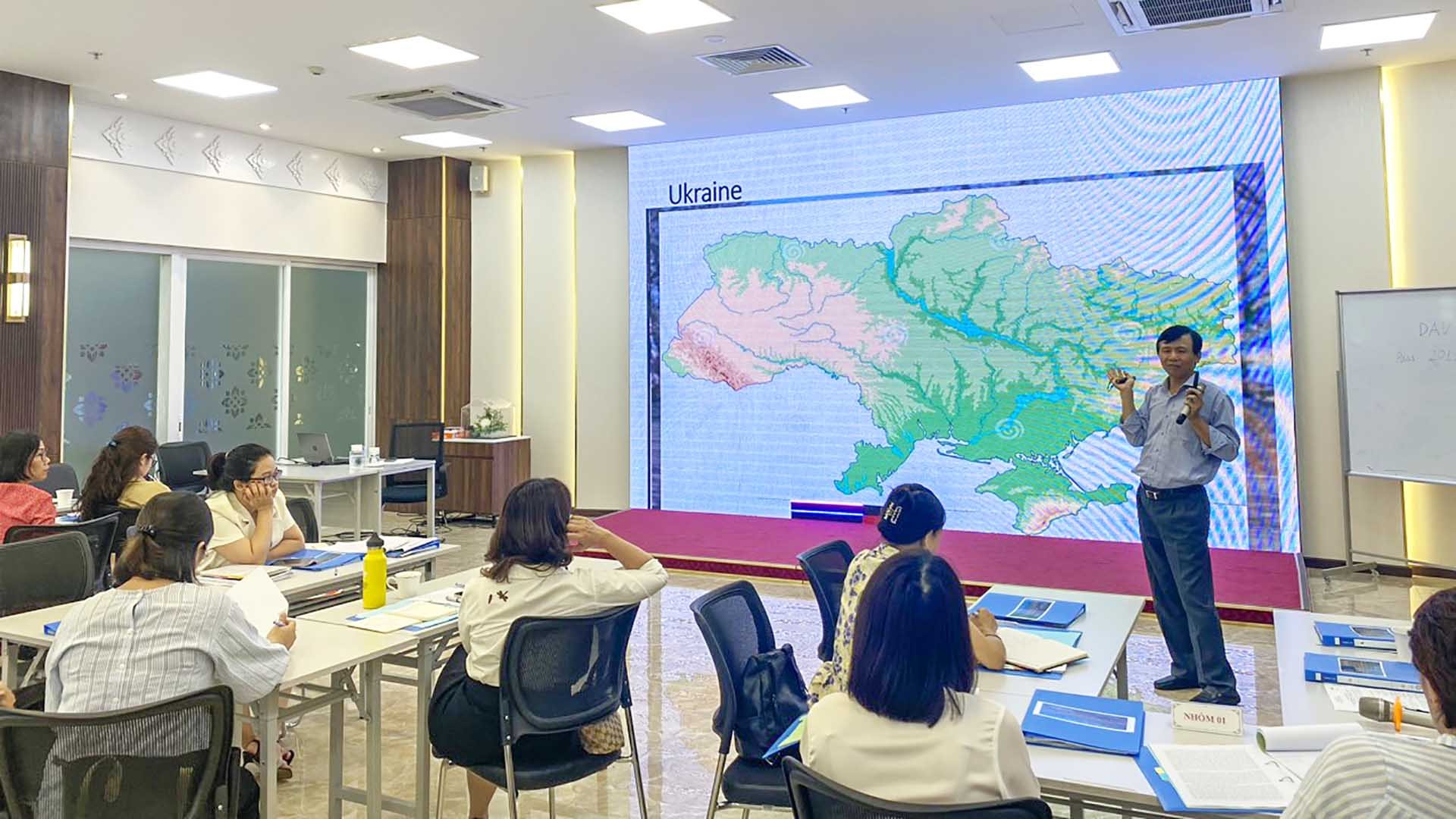 Đại sứ Đặng Đình Quý, nguyên Thứ trưởng Bộ Ngoại giao, nguyên Trưởng phái đoàn Việt Nam tại Liên hợp quốc giảng bài tại khóa bồi dưỡng. Đại sứ Đặng Đình Quý, nguyên Thứ trưởng Bộ Ngoại giao, nguyên Trưởng phái đoàn Việt Nam tại Liên hợp quốc giảng bài tại khóa bồi dưỡng.