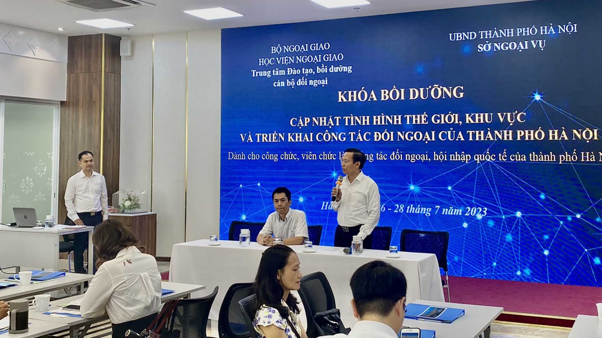 Ông Trần Nghĩa Hòa, Phó Giám đốc Sở Ngoại vụ Hà Nội phát biểu khai giảng. Ông Trần Nghĩa Hòa, Phó Giám đốc Sở Ngoại vụ Hà Nội phát biểu khai giảng.