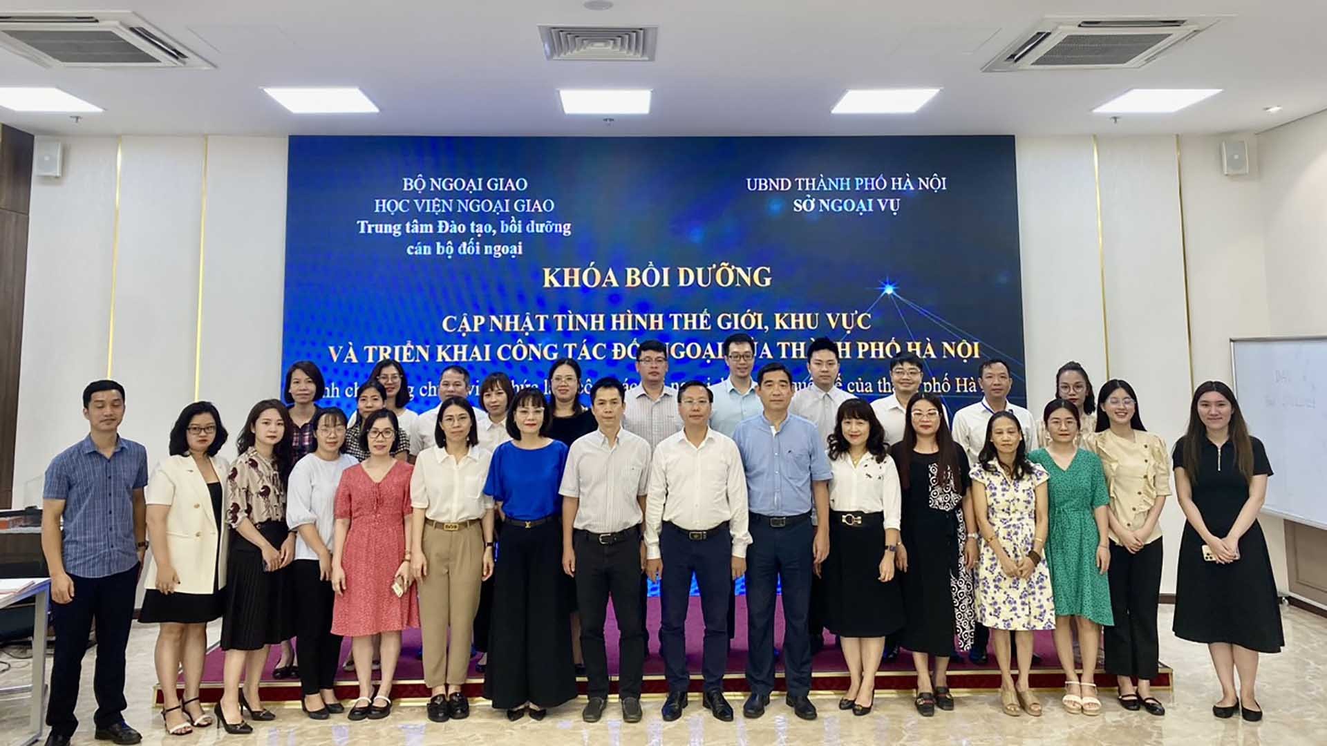 Tập thể lớp bồi dưỡng cập nhật tình hình thế giới, khu vực và triển khai công tác đối ngoại của thành phố Hà Nội Tập thể lớp bồi dưỡng cập nhật tình hình thế giới, khu vực và triển khai công tác đối ngoại của thành phố Hà Nội