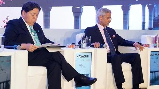 (07.29) Ngoại trưởng Jaishankar và Hayashi tại Diễn đàn Ấn Độ-Nhật Bản ở New Delhi ngày 28/7. (Nguồn: Twitter)