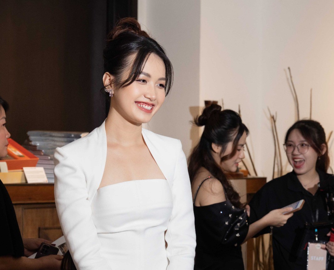 Dàn hoa hậu, á hậu Miss World Việt Nam 2023 dự triển lãm tranh thiện nguyện của họa sĩ trẻ Phan Anh Thư. (Nguồn: Vietnamnet)