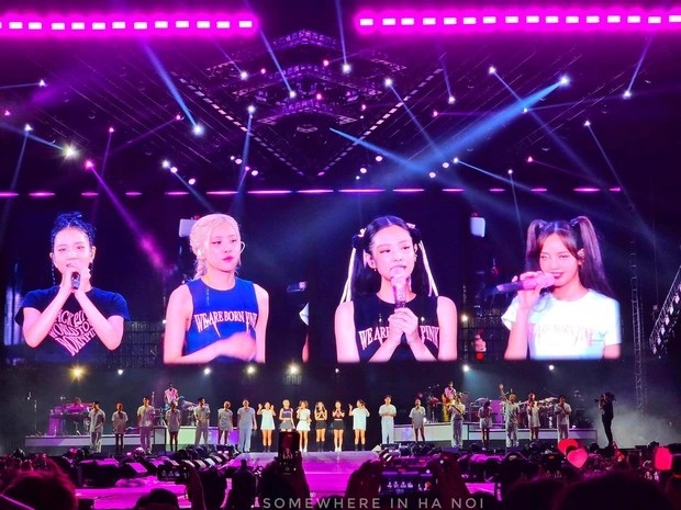 BLACKPINK diện trang phục của nhà thiết kế Việt trong đêm diễn đầu tiên ở Việt Nam BLACKPINK diện trang phục của nhà thiết kế Việt trong đêm diễn đầu tiên ở Việt Nam