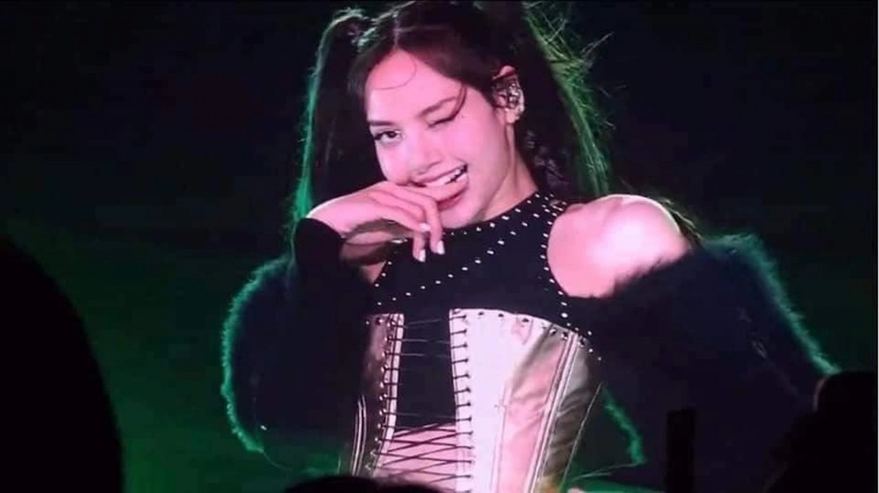 BLACKPINK diện trang phục của nhà thiết kế Việt trong đêm diễn đầu tiên ở Việt Nam BLACKPINK diện trang phục của nhà thiết kế Việt trong đêm diễn đầu tiên ở Việt Nam