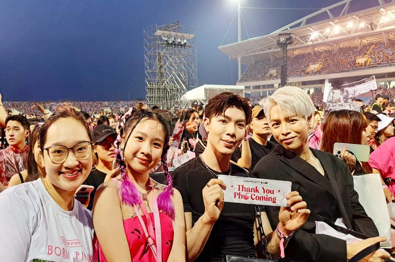 Sao Việt đội mưa xem đêm diễn đầu tiên ở Việt Nam của BLACKPINK