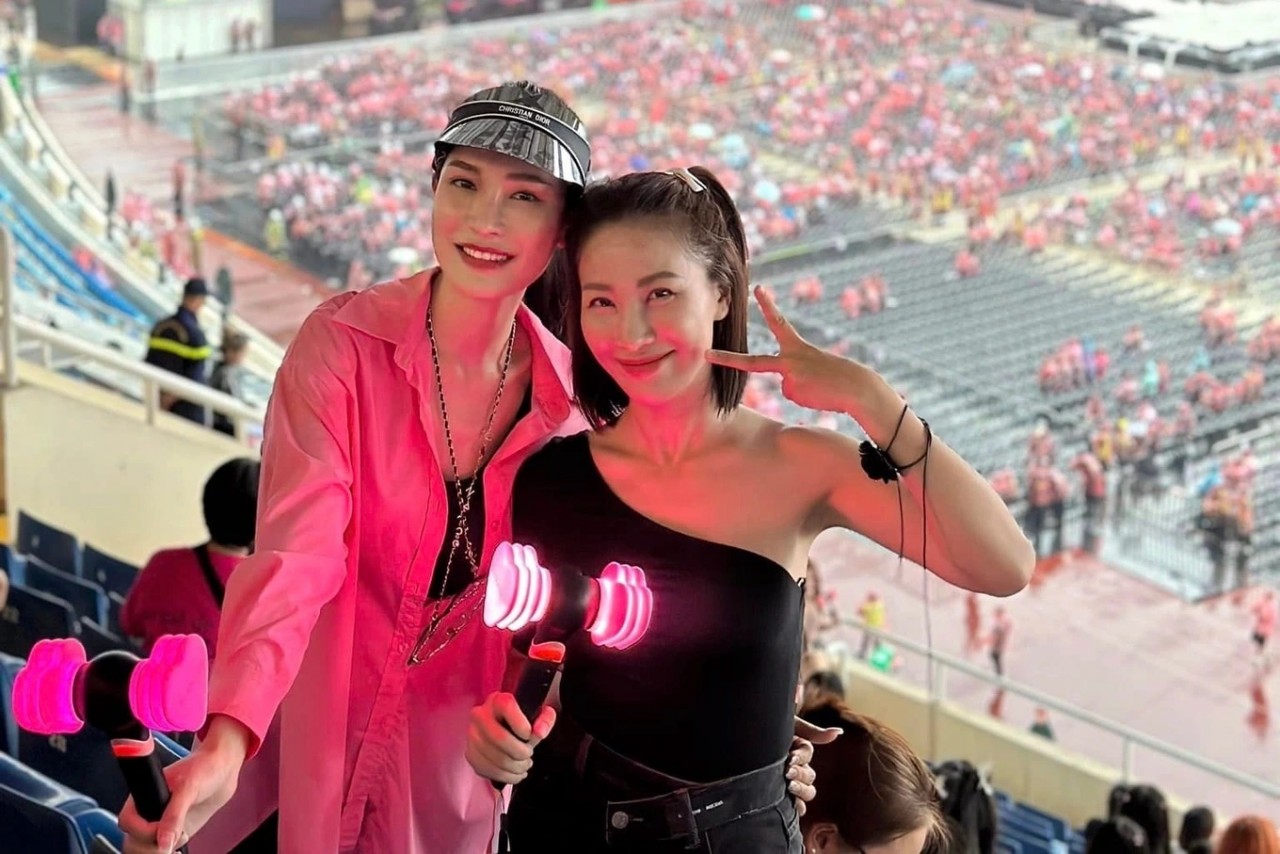 Sao Việt đội mưa xem đêm diễn đầu tiên ở Việt Nam của BLACKPINK