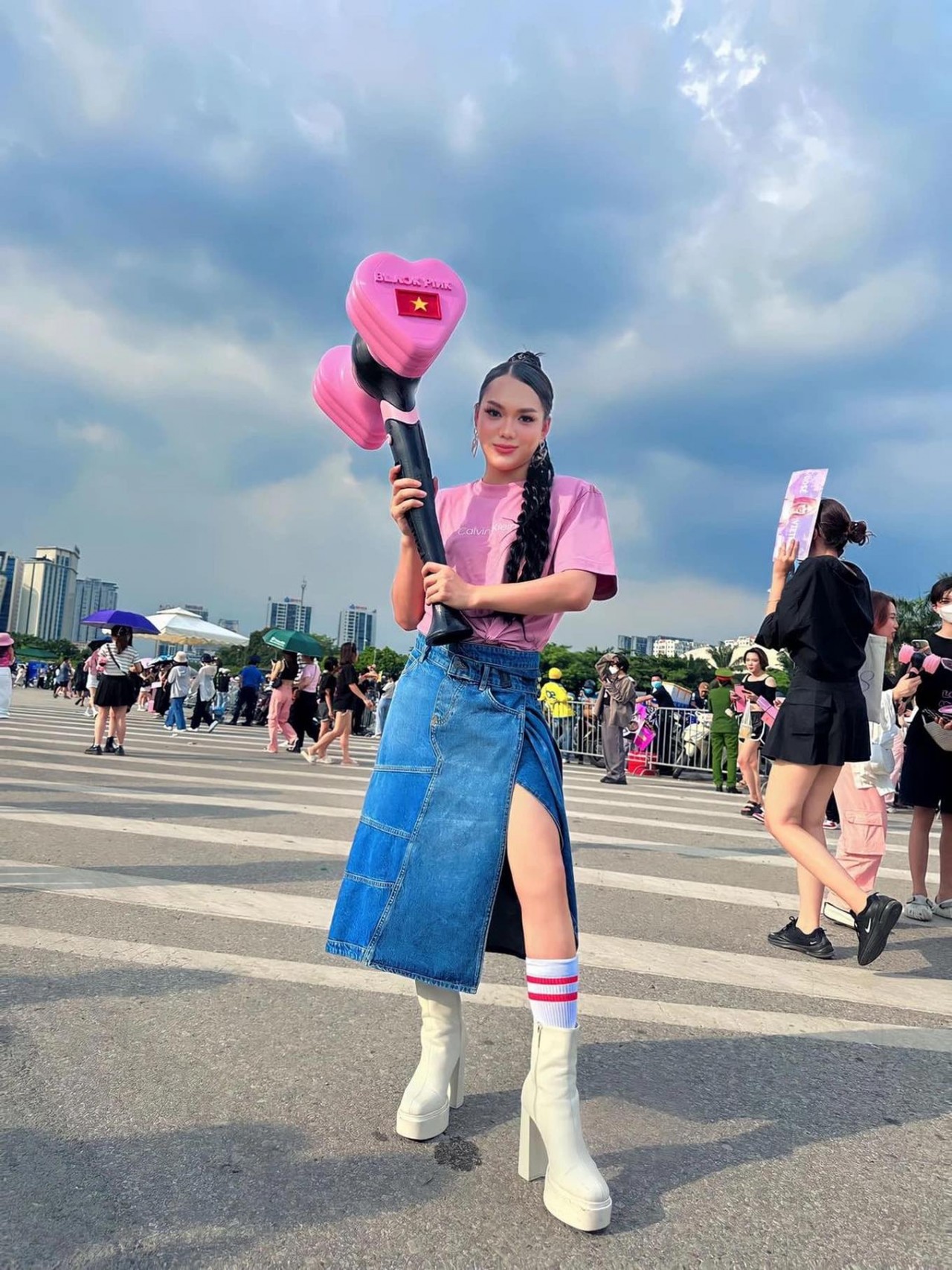 Sao Việt đội mưa xem đêm diễn đầu tiên ở Việt Nam của BLACKPINK