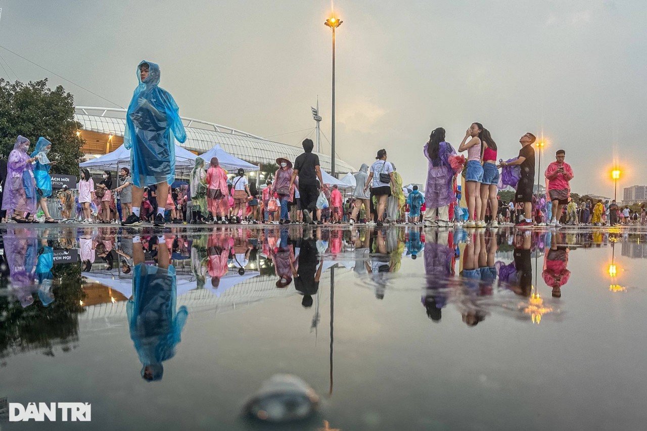 Sao Việt đội mưa xem đêm diễn đầu tiên ở Việt Nam của BLACKPINK