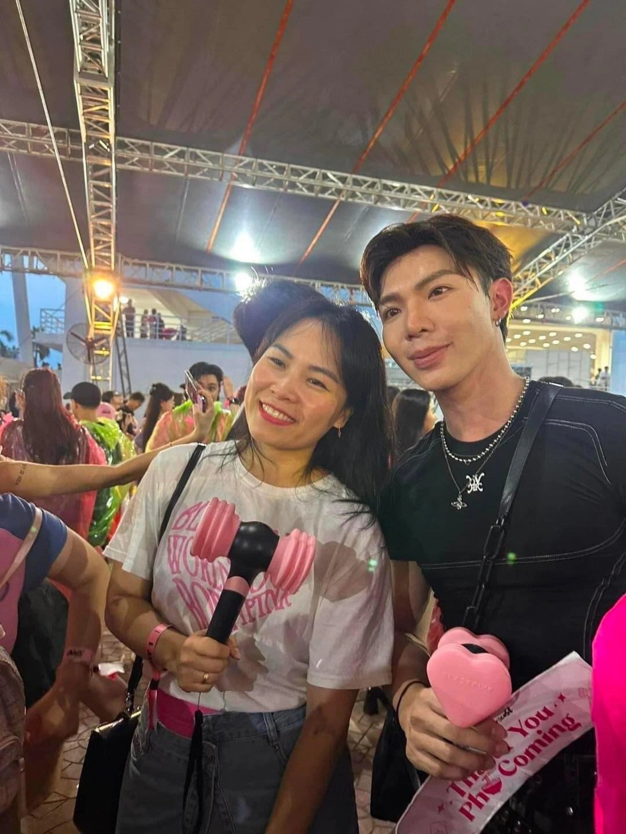 Sao Việt đội mưa xem đêm diễn đầu tiên ở Việt Nam của BLACKPINK