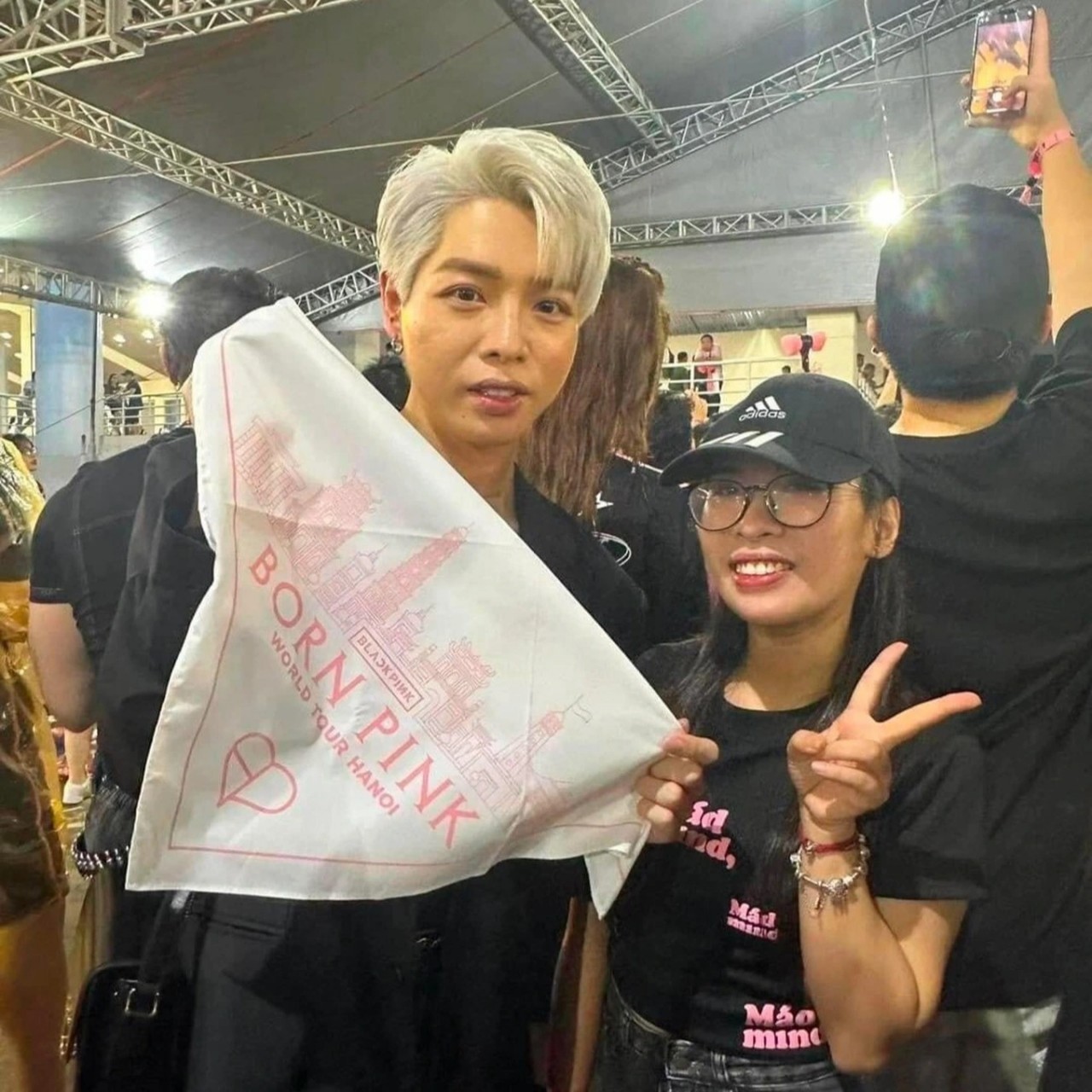 Sao Việt đội mưa xem đêm diễn đầu tiên ở Việt Nam của BLACKPINK