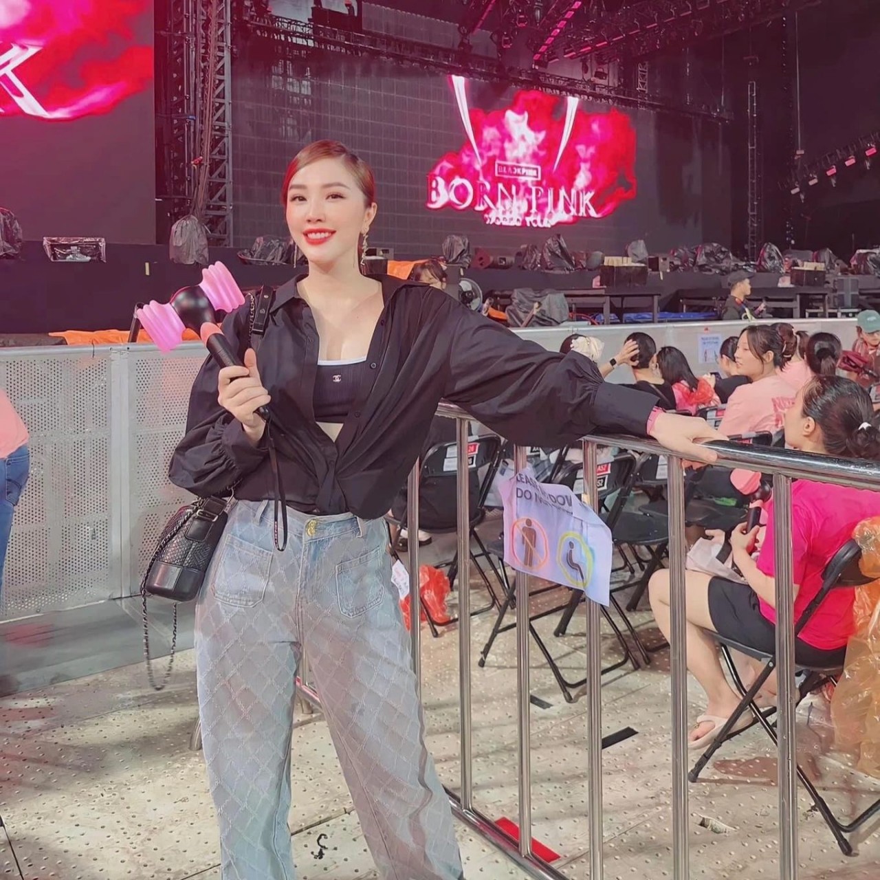 Sao Việt đội mưa xem đêm diễn đầu tiên ở Việt Nam của BLACKPINK