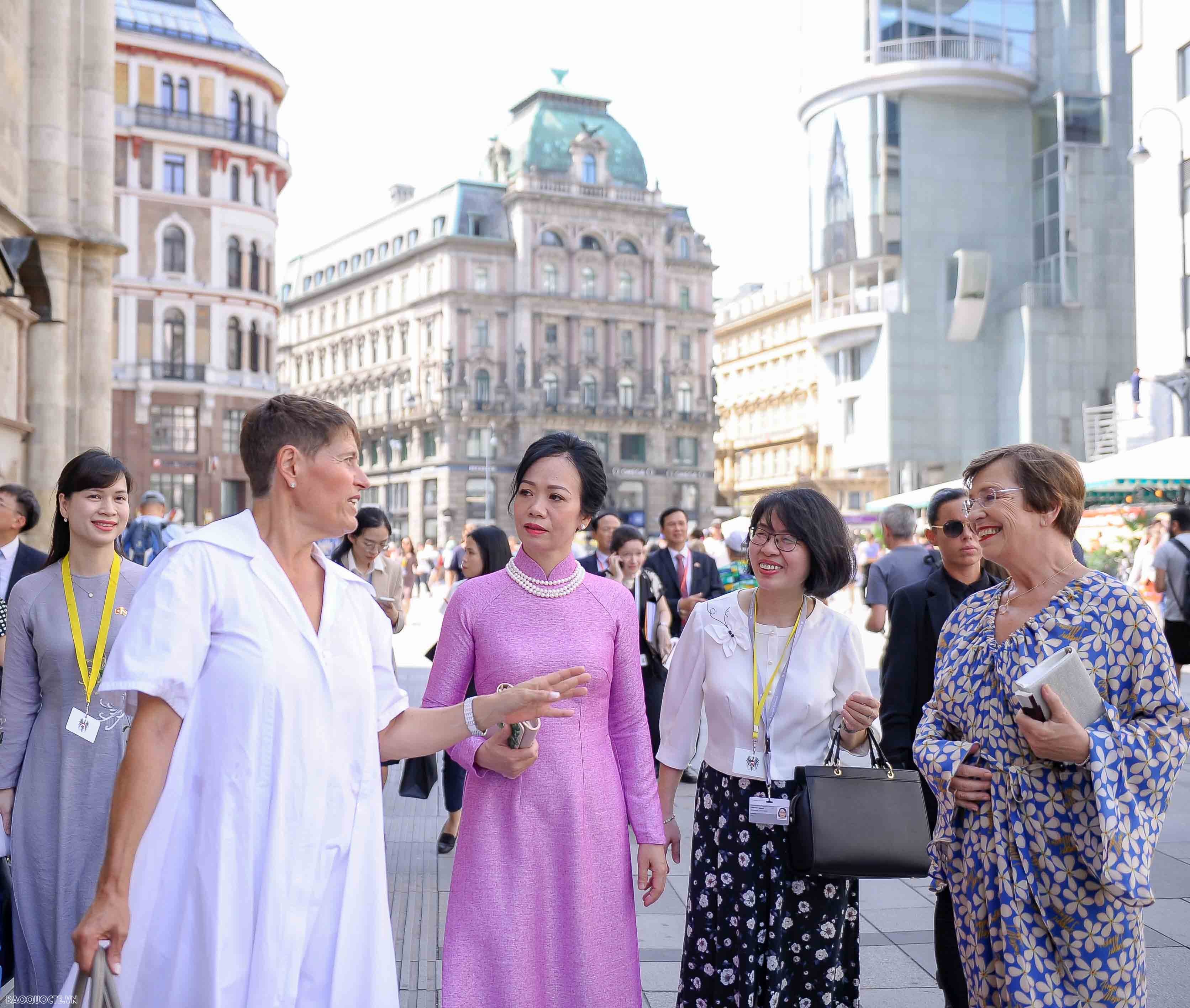 Phu nhân Chủ tịch nước tìm hiểu văn hoá, lịch sử đặc trưng của Áo và Italy