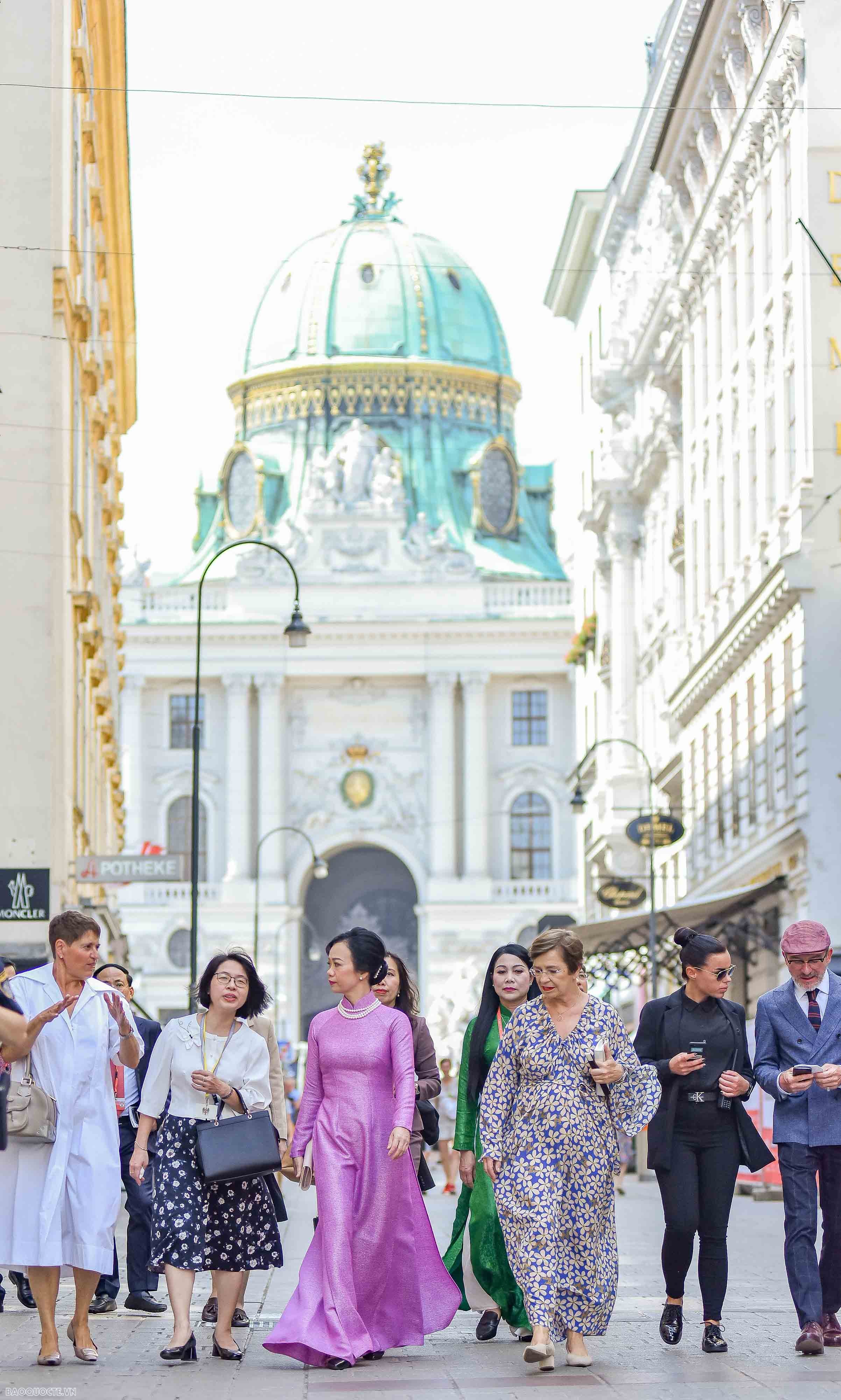 Phu nhân Chủ tịch nước tìm hiểu văn hoá, lịch sử đặc trưng của Áo và Italy