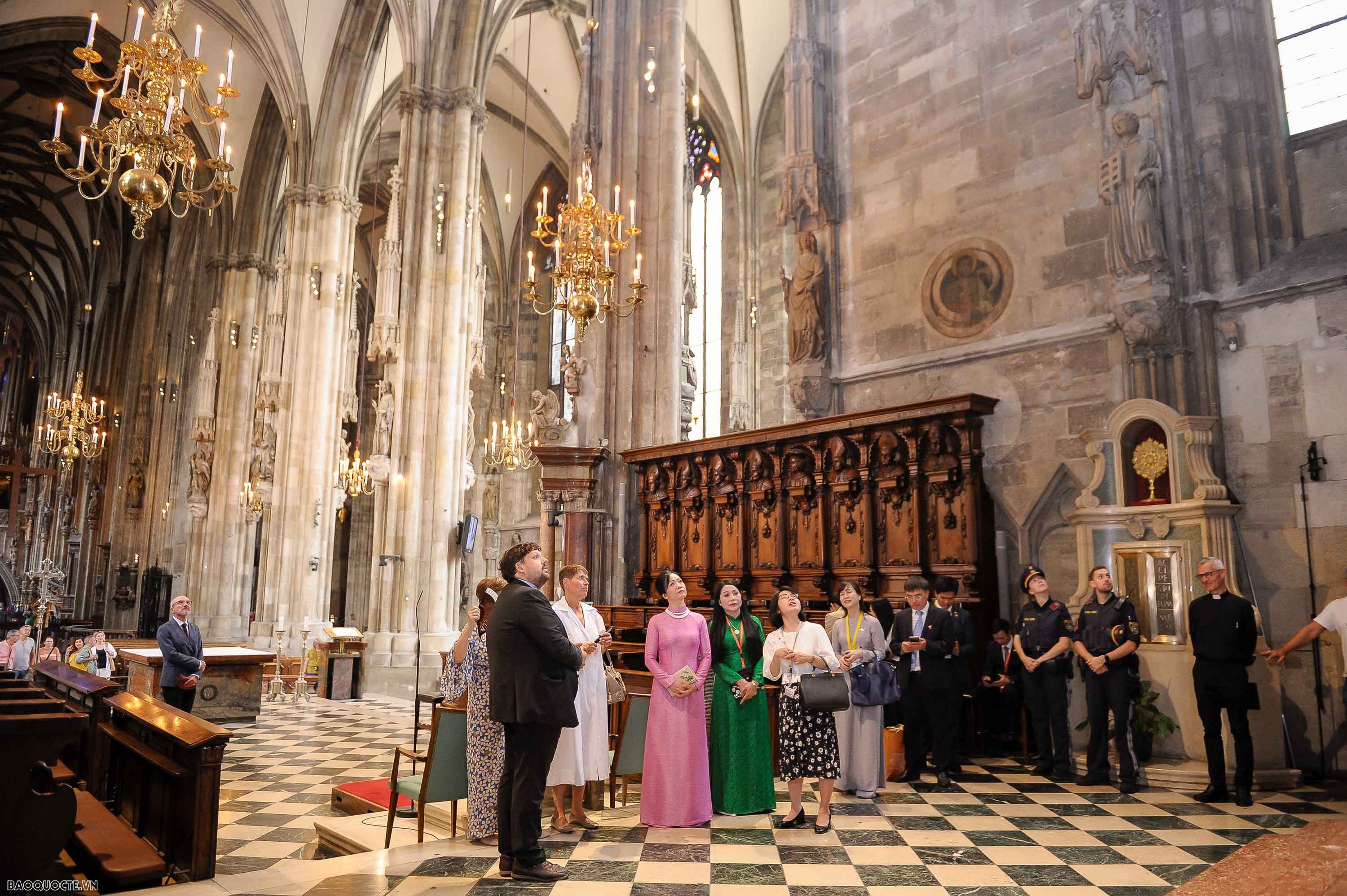 Phu nhân Chủ tịch nước tìm hiểu văn hoá, lịch sử đặc trưng của Áo và Italy