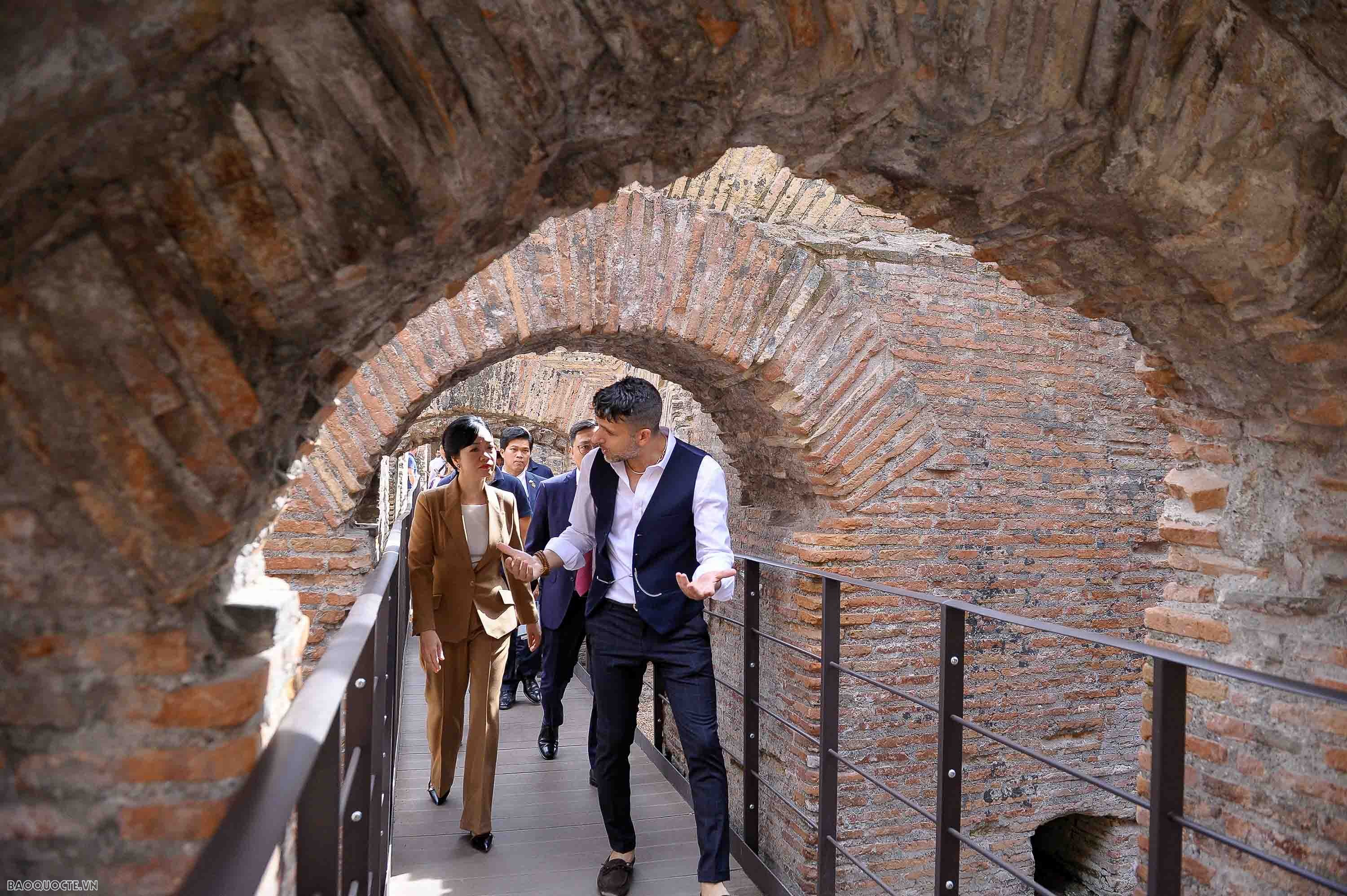 Phu nhân Chủ tịch nước tìm hiểu văn hoá, lịch sử đặc trưng của Áo và Italy