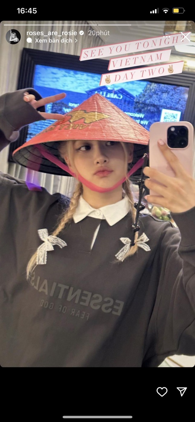 Rosé tạo dáng đáng yêu trước gương với nón lá. Rosé tạo dáng đáng yêu trước gương với nón lá.