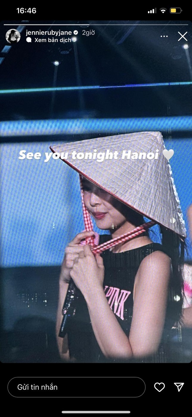 Jennie hào hứng chờ đón đêm diễn thứ 2. Jennie hào hứng chờ đón đêm diễn thứ 2.
