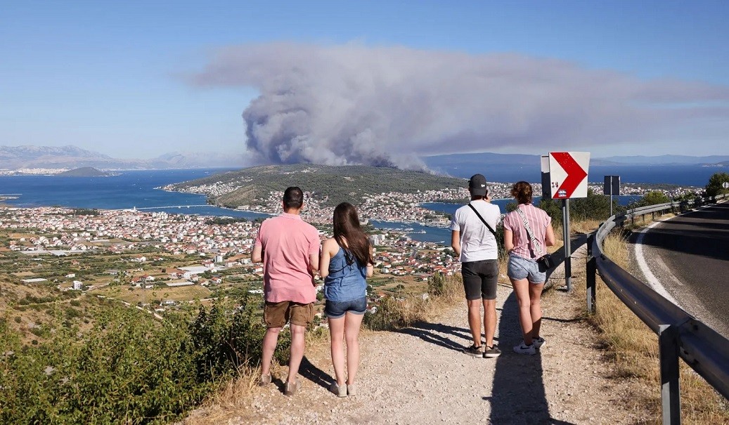 Ảnh ấn tượng (24-30/7): Tổng thống Nga gửi thư cho Chủ tịch Triều Tiên, một cây cầu đến Crimea bị không kích, dân Kiev trú ẩn, UAV tấn công Moscow