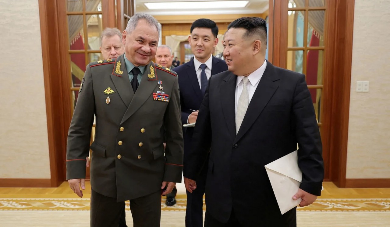 Ảnh ấn tượng (24-30/7): Tổng thống Nga gửi thư cho Chủ tịch Triều Tiên, một cây cầu đến Crimea bị không kích, dân Kiev trú ẩn, UAV tấn công Moscow