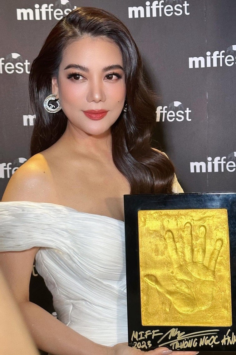 Trương Ngọc Ánh cùng các thành viên khác trong ban giám khảo in dấu vân tay trước khi lên thảm đỏ đêm khai mạc. Trong khuôn khổ sự kiện năm nay, cô chấm giải cùng đạo diễn, nhà sản xuất Hong Kong (Trung Quốc) Đỗ Kỳ Phong (chủ tịch ban giám khảo), đạo diễn Nhật Bản Ryuichi Hiroki, đạo diễn, nhà sản xuất Eric Khoo đến từ Singapore và diễn viên nước chủ nhà Malaysia Zizan Razak.