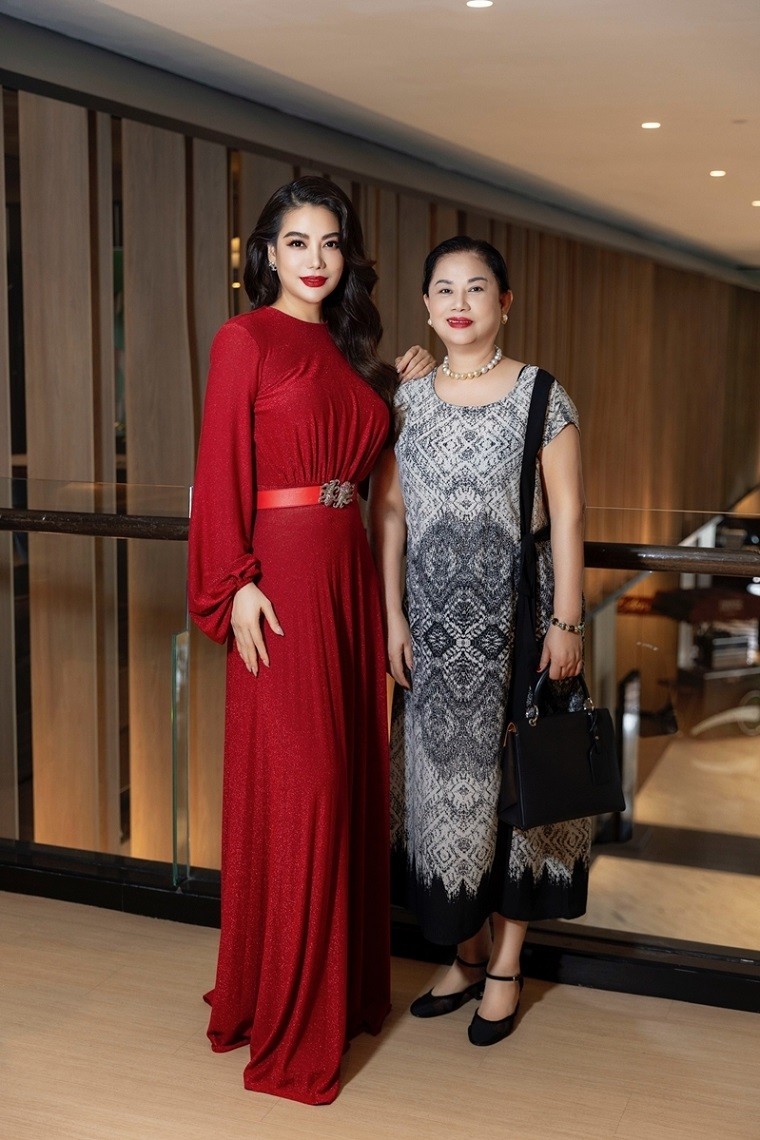  Đêm bế mạc LHP (29/7), nữ diễn viên diện đầm đỏ sang trọng và gợi cảm, đưa mẹ cùng dự buổi lễ.