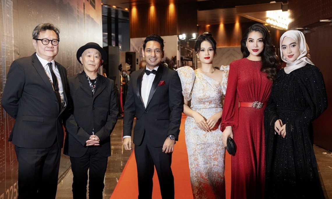 Trương Ngọc Ánh đi thảm đỏ cùng đồng nghiệp quốc tế. Tại LHP năm nay, cô cùng các giám khảo đánh giá 10 tác phẩm đến từ 9 quốc gia và vùng lãnh thổ. 