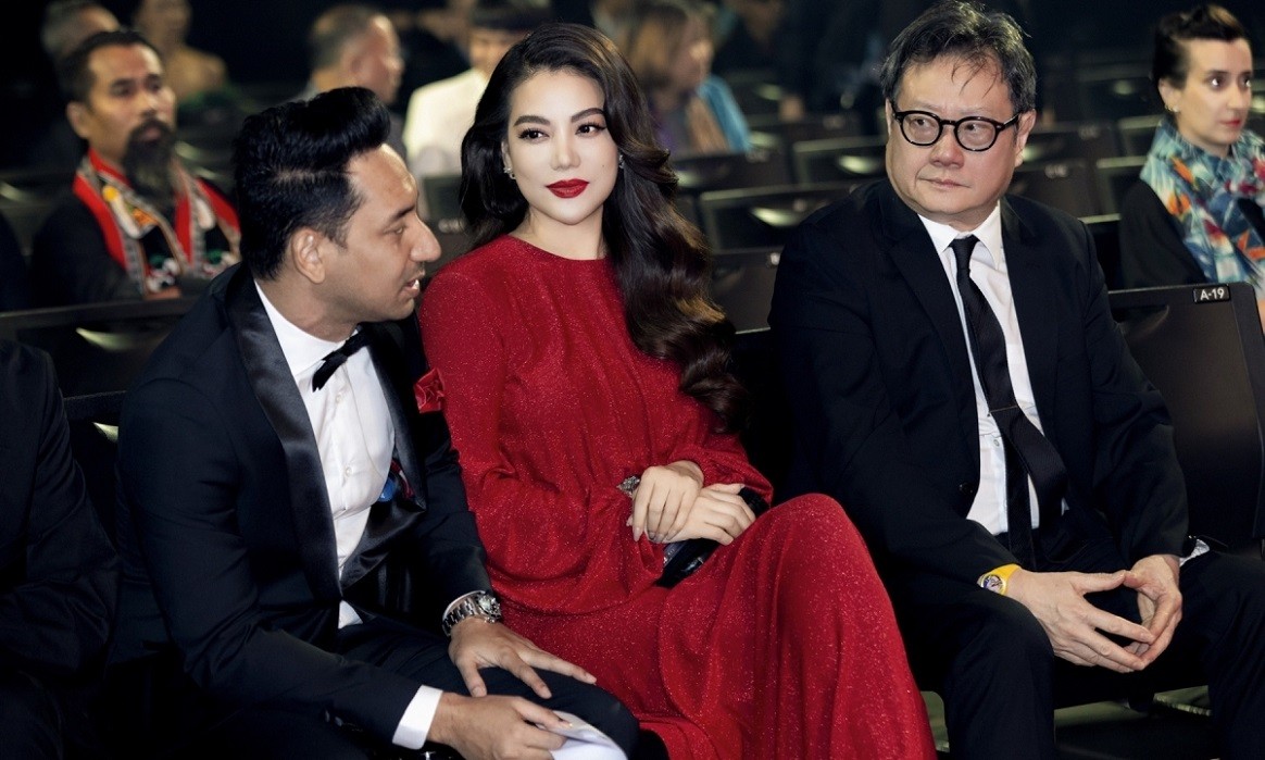 Trương Ngọc Ánh trao đổi cùng chủ tịch ban giám khảo Đỗ Kỳ Phong (bên phải) và tài tử Rizan Zazak. Cô cho biết, sau khi thống nhất được kết quả giải thưởng, các thành viên ban giám khảo đều cảm thấy phấn khích và cùng nhau ăn mừng. 