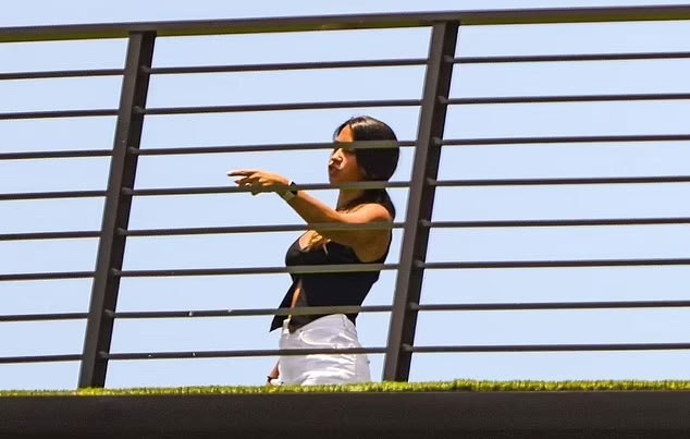 Ngoài căn hộ ở Miami, nhà Messi còn có biệt thự ở Barcelona và quê nhà Rosario.Trong hai năm thi đấu cho PSG, vợ chồng Messi cùng các con thuê một căn nhà hai tầng thuộc khu Neuilly-Sur-Seine, ngoại ô Paris, Pháp.