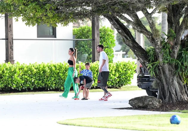 Một tuần trước đó, vợ chồng Messi cùng 3 con trai cũng được trông thấy đi thăm một số căn nhà ở khu vực này. 