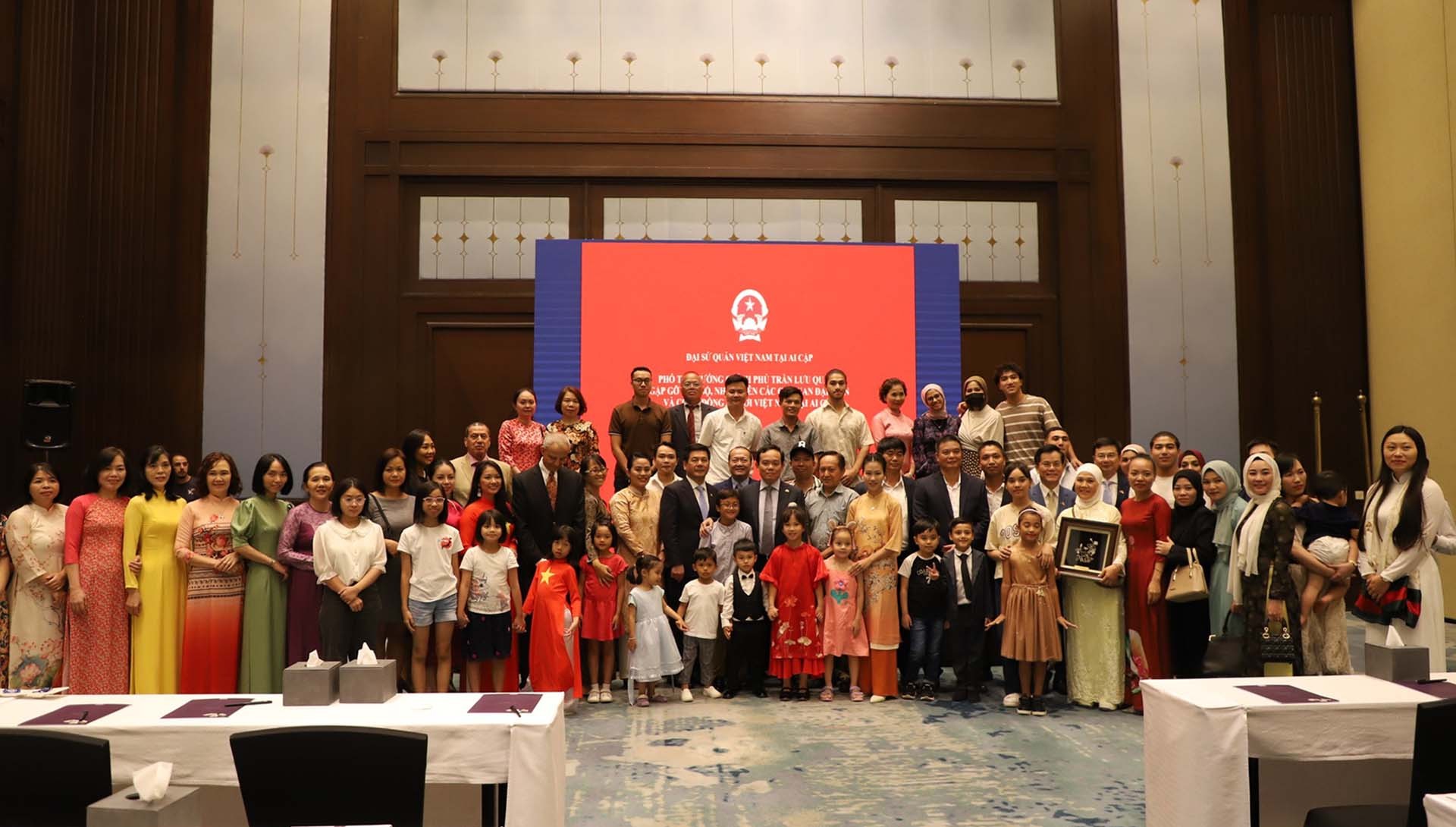 Phó Thủ tướng Trần Lưu Quang đã gặp gỡ, nói chuyện với cán bộ, nhân viên Đại sứ quán và các cơ quan Nam cùng đông đảo bà con cộng đồng người Việt Nam tại Ai Cập.