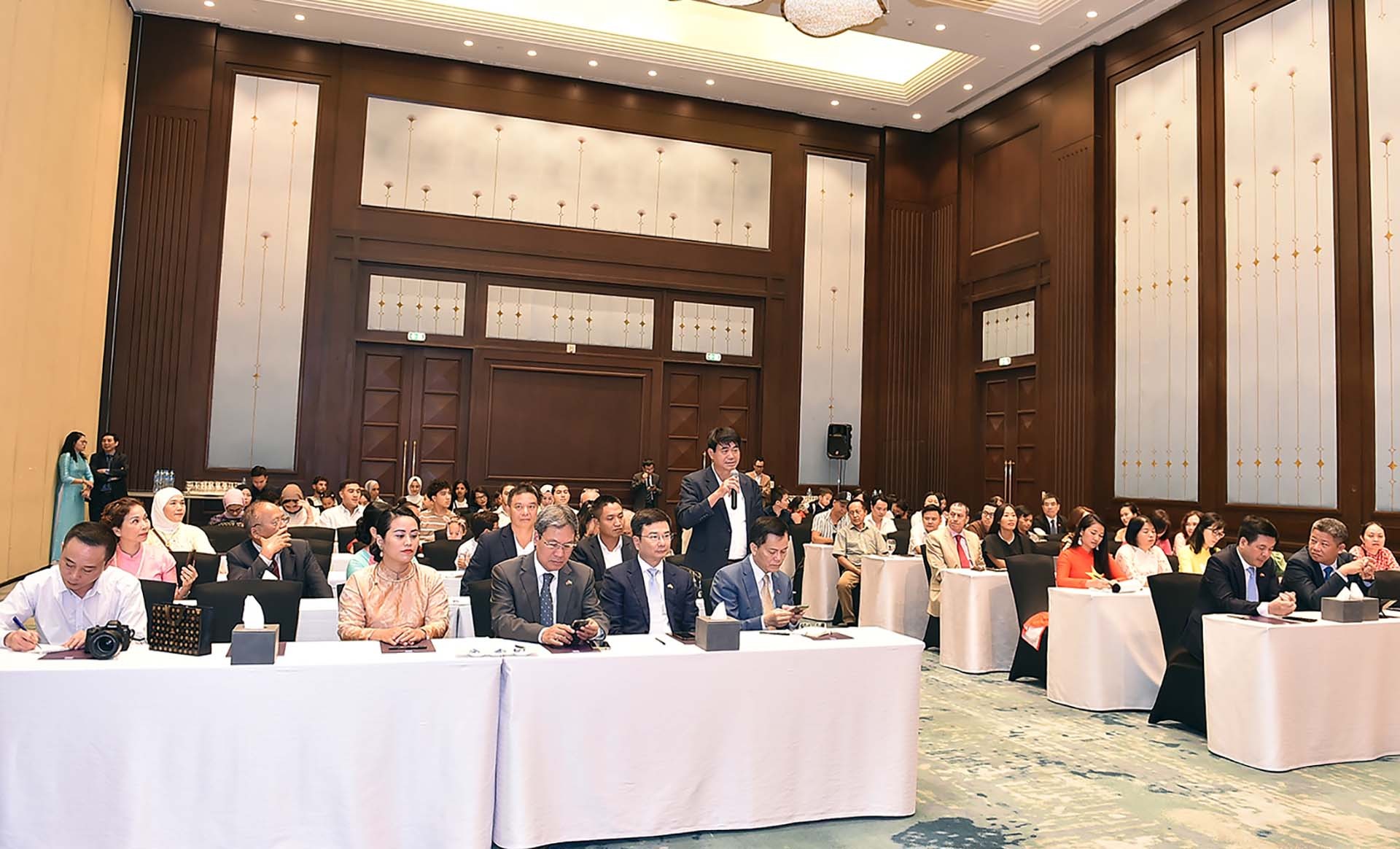 Phó Thủ tướng Trần Lưu Quang đã gặp gỡ, nói chuyện với cán bộ, nhân viên Đại sứ quán và các cơ quan Nam cùng đông đảo bà con cộng đồng người Việt Nam tại Ai Cập.