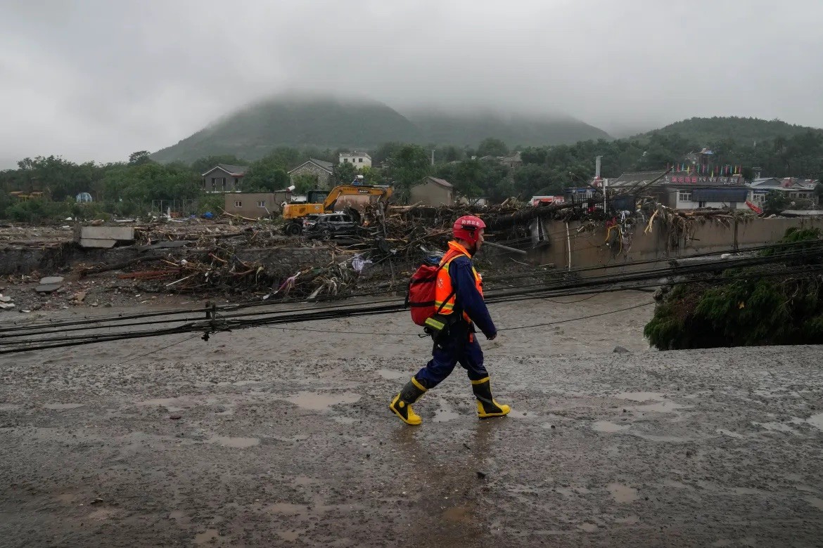 Trung Quốc: Bắc Kinh đối mặt với lũ lụt sau bão Doksuri Trung Quốc: Bắc Kinh đối mặt với lũ lụt sau bão Doksuri