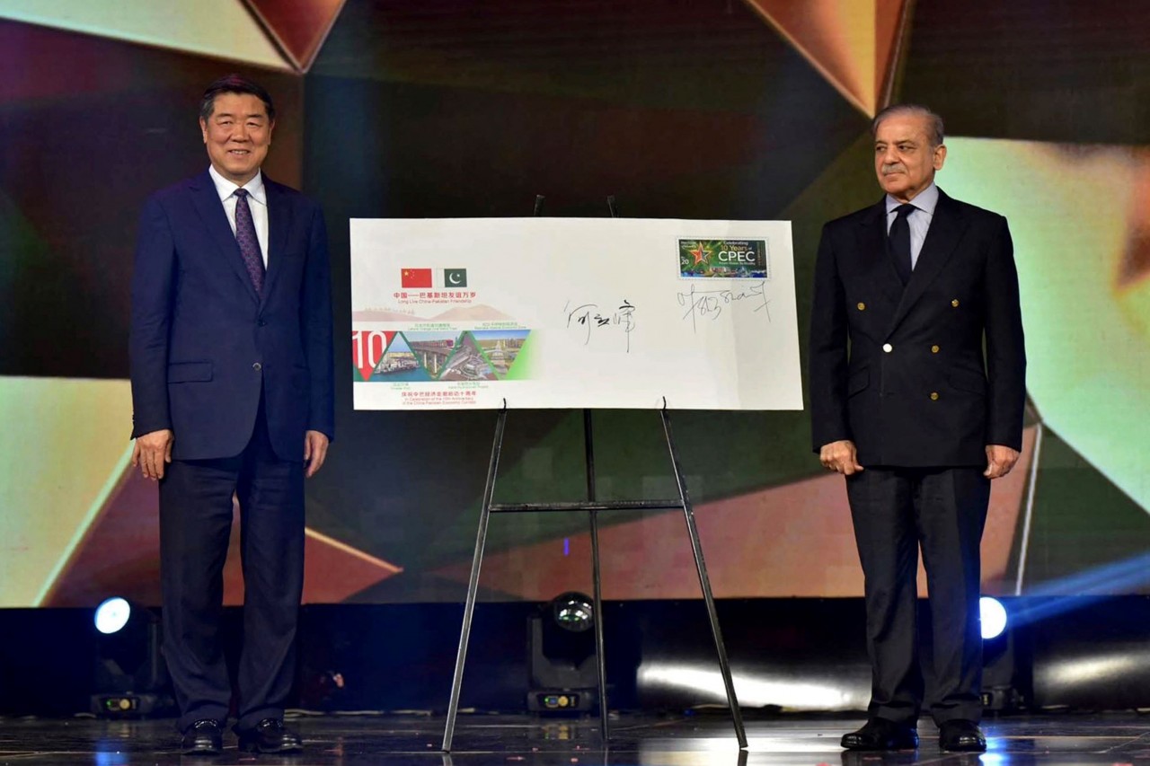 Phó Thủ tướng Trung Quốc Hà Lập Phong (trái) và Thủ tướng Pakistan Shehbaz Sharif tại buổi lễ kỷ niệm 10 năm khởi công Dự án Hành lang kinh tế Trung Quốc - Pakistan (CPEC) ở Islamabad ngày 31/7/2023. (Nguồn: AFP)