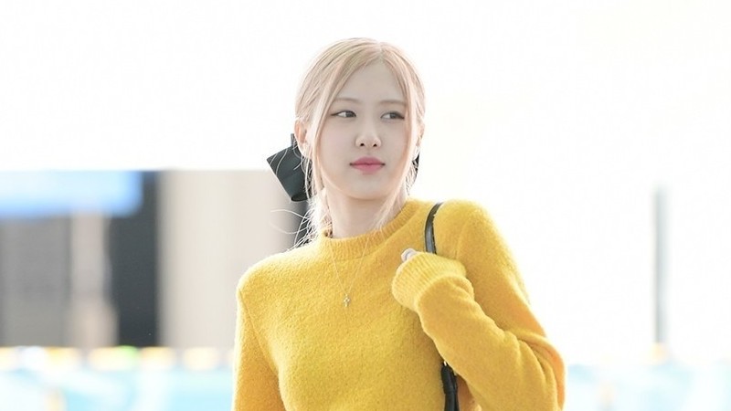Rosé (BlackPink) thanh lịch, gây ấn tượng ở sân bay với thời trang phong cách tối giản