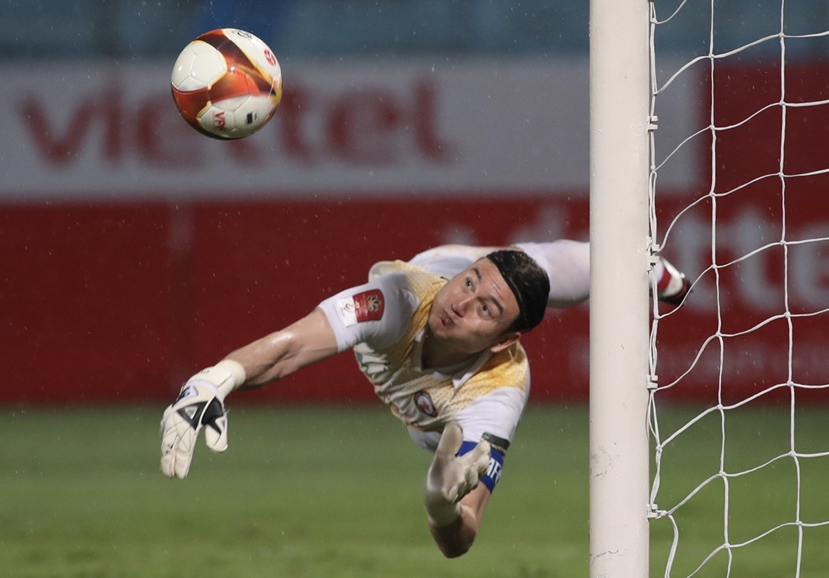 Trong trận đấu này, thủ môn Văn Lâm liên tục có những pha bay người cản phá xuất thần, cứu cho Bình Định FC những bàn thua trông thấy. Trong trận đấu này, thủ môn Văn Lâm liên tục có những pha bay người cản phá xuất thần, cứu cho Bình Định FC những bàn thua trông thấy.