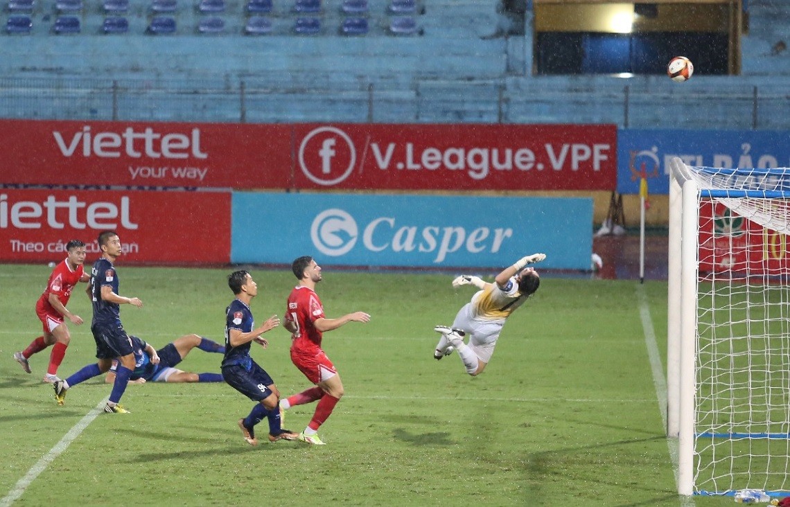 Viettel tạo ra rất nhiều cơ hội ngon ăn, trong đó có cả những tình huống đối mặt nhưng không thể xuyên thủng mảnh lưới của Đặng Văn Lâm. Viettel tạo ra rất nhiều cơ hội ngon ăn, trong đó có cả những tình huống đối mặt nhưng không thể xuyên thủng mảnh lưới của Đặng Văn Lâm.