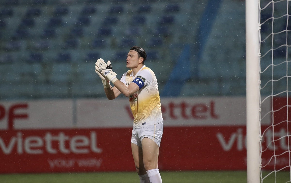 Không chỉ hoàn thành tốt nhiệm vụ gác đền, Văn Lâm còn là thủ lĩnh tinh thần, liên tục khích lệ toàn đội khi Bình Định gặp nhiều khó khăn. Không chỉ hoàn thành tốt nhiệm vụ gác đền, Văn Lâm còn là thủ lĩnh tinh thần, liên tục khích lệ toàn đội khi Bình Định gặp nhiều khó khăn.