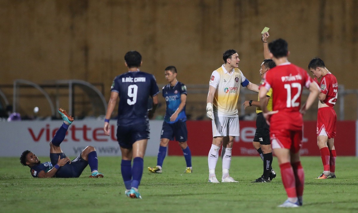 Phút 85, chứng kiến đồng đội Rafaelson bị phạm lỗi nhưng trọng tài không rút thẻ, Văn Lâm chạy từ khung thành lên giữa sân phản ứng. Anh sau đó phải nhận thẻ vàng từ trọng tài Nguyễn Ngọc Châu. Phút 85, chứng kiến đồng đội Rafaelson bị phạm lỗi nhưng trọng tài không rút thẻ, Văn Lâm chạy từ khung thành lên giữa sân phản ứng. Anh sau đó phải nhận thẻ vàng từ trọng tài Nguyễn Ngọc Châu.