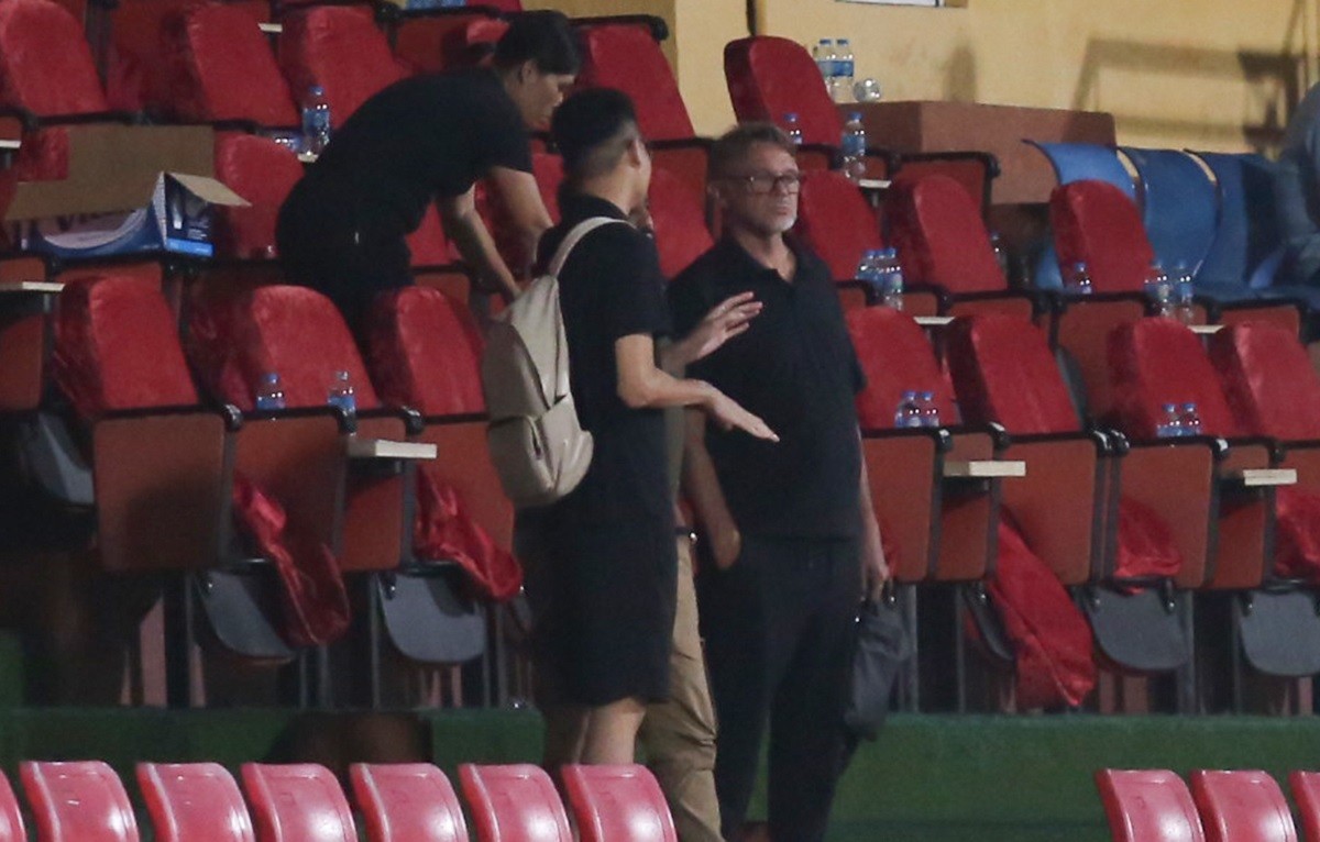 HLV Troussier có mặt trên khán đài theo dõi trận đấu và chứng kiến màn thể hiện của Văn Lâm. Trước đó, nhà cầm quân người Pháp cũng đã gặp riêng Văn Lâm trong buổi tập của CLB Bình Định tại Trung tâm đào tạo bóng đá trẻ Việt Nam. Vào tháng 9, tuyển Việt Nam sẽ hội quân thi đấu giao hữu FIFA Days nhằm chuẩn bị cho vòng loại thứ hai World Cup 2026. HLV Troussier có mặt trên khán đài theo dõi trận đấu và chứng kiến màn thể hiện của Văn Lâm. Trước đó, nhà cầm quân người Pháp cũng đã gặp riêng Văn Lâm trong buổi tập của CLB Bình Định tại Trung tâm đào tạo bóng đá trẻ Việt Nam. Vào tháng 9, tuyển Việt Nam sẽ hội quân thi đấu giao hữu FIFA Days nhằm chuẩn bị cho vòng loại thứ hai World Cup 2026.