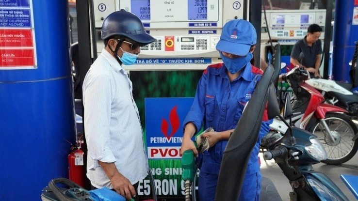 gia xang dau hom nay 129 the gioi tren da giam nhe xang trong nuoc bat ngo khong tang