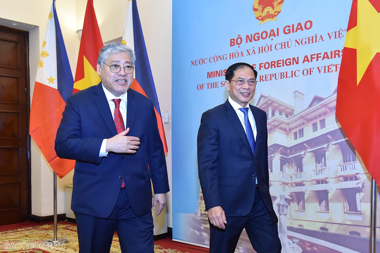 Bộ trưởng Ngoại giao Bùi Thanh Sơn đón, họp song phương với Bộ trưởng Ngoại giao Philippines Enrique Manalo