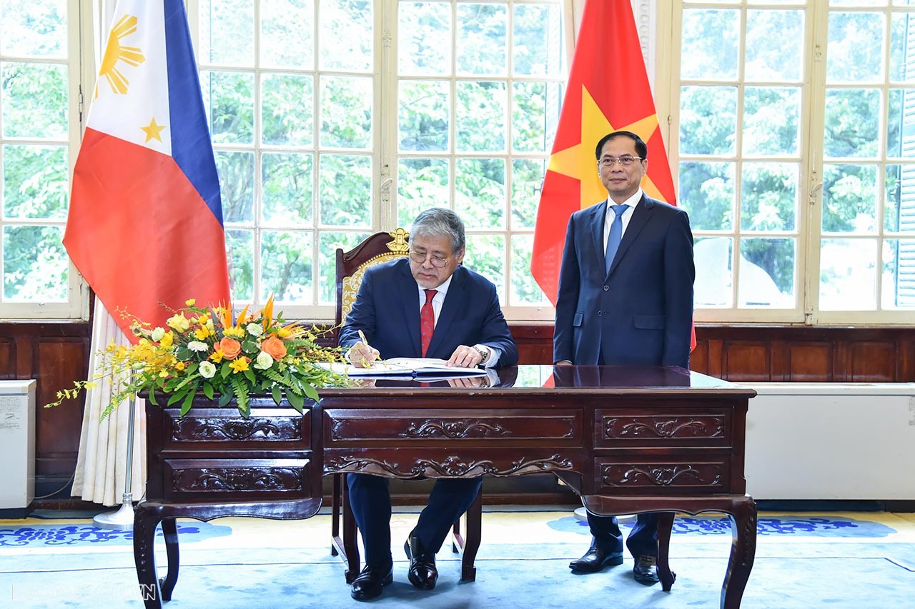 Bộ trưởng Ngoại giao Bùi Thanh Sơn đón, họp song phương với Bộ trưởng Ngoại giao Philippines Enrique Manalo