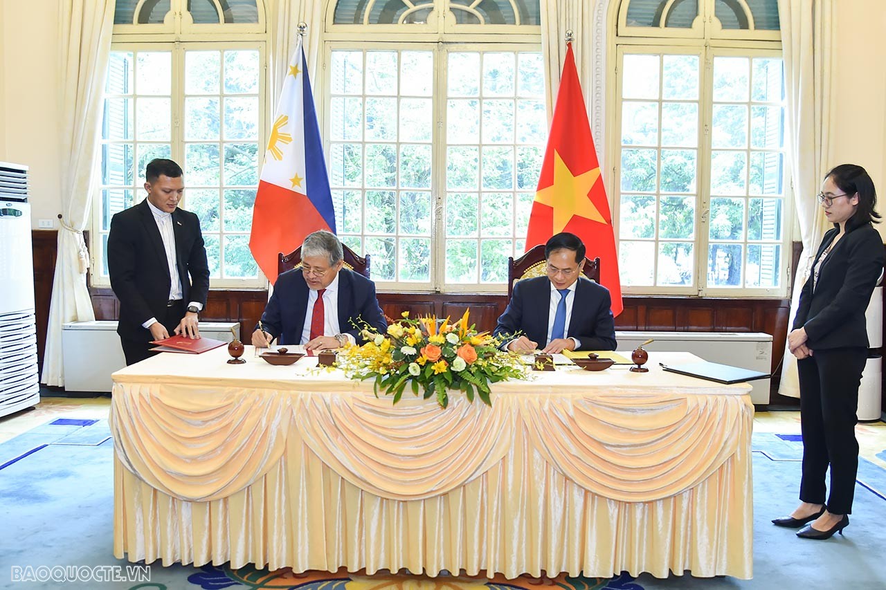 Bộ trưởng Ngoại giao Bùi Thanh Sơn đón, họp song phương với Bộ trưởng Ngoại giao Philippines Enrique Manalo