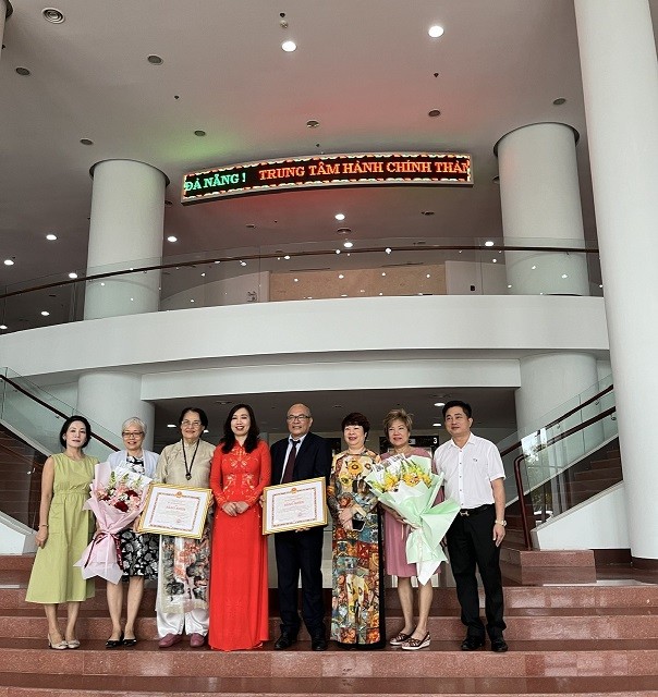 Thứ trưởng Bộ Ngoại giao Lê Thị Thu Hằng trao bằng khen cho kiều bào có đóng góp xuất sắc tại Đà Nẵng Thứ trưởng Bộ Ngoại giao Lê Thị Thu Hằng trao bằng khen cho kiều bào có đóng góp xuất sắc tại Đà Nẵng