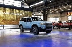Cận cảnh Toyota Land Crusier Prado vừa trình làng, giá bán khoảng 1,3 tỷ đồng