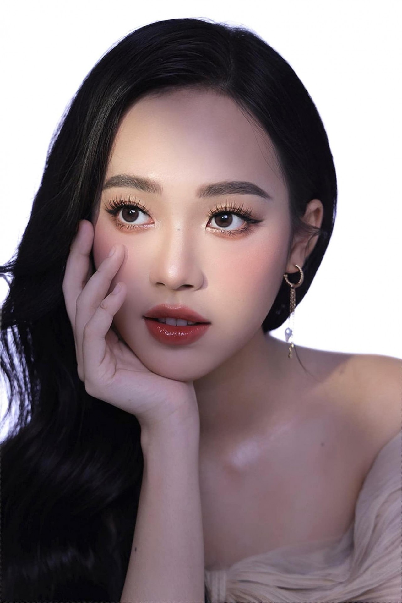 Á hậu Trịnh Thùy Linh