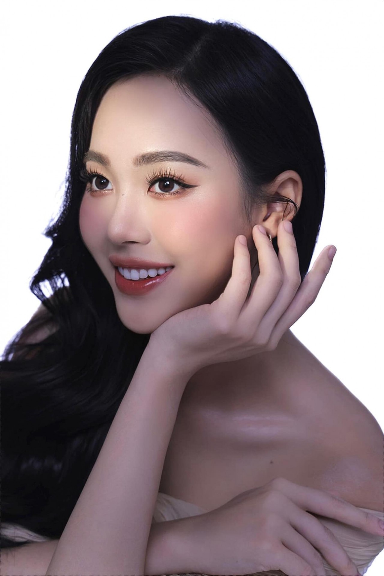 Á hậu Trịnh Thùy Linh