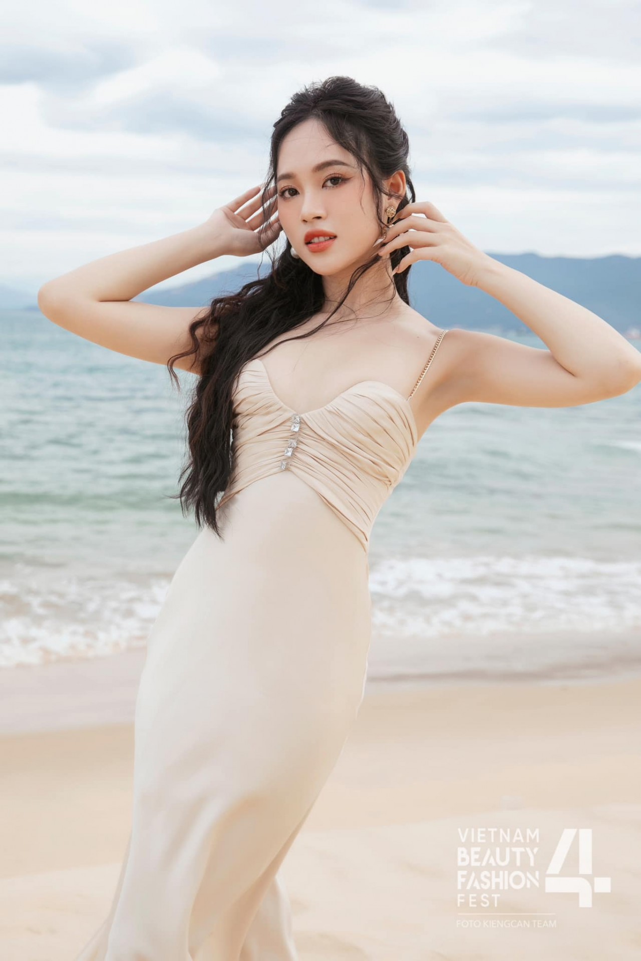 Á hậu Trịnh Thùy Linh