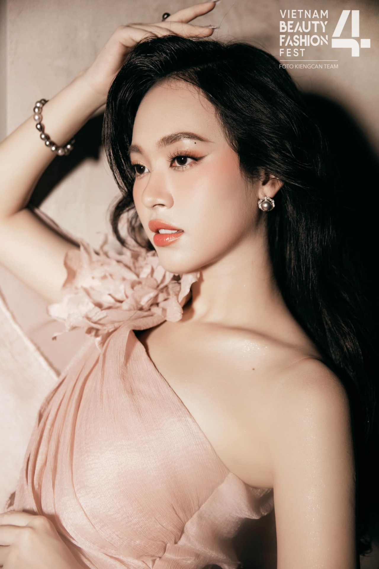 Á hậu Trịnh Thùy Linh