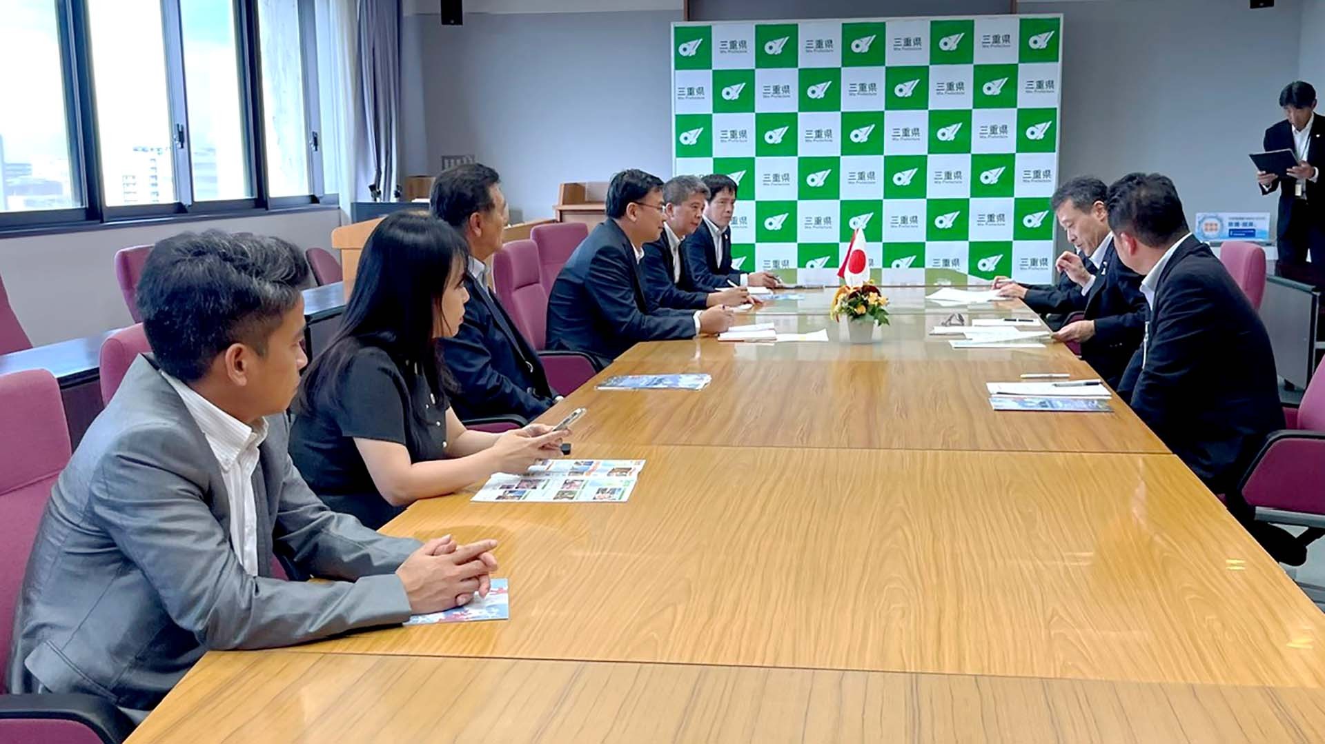 Đại sứ Phạm Quang Hiệu làm việc với ông Ichimi Katsuyuki, Thống đốc tỉnh Mie.