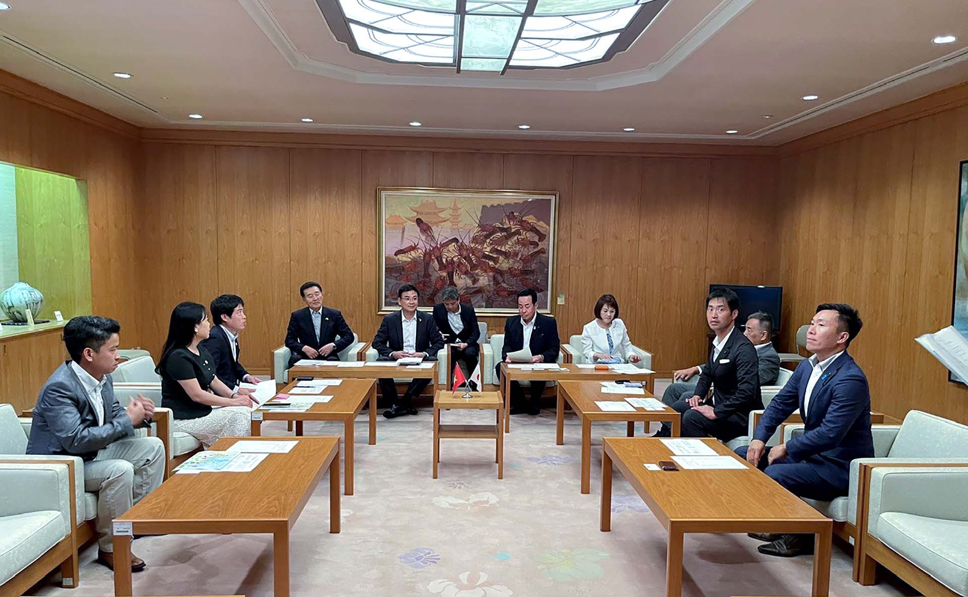 Đại sứ Phạm Quang Hiệu làm việc với Chủ tịch Hội đồng nhân dân tỉnh Mie.